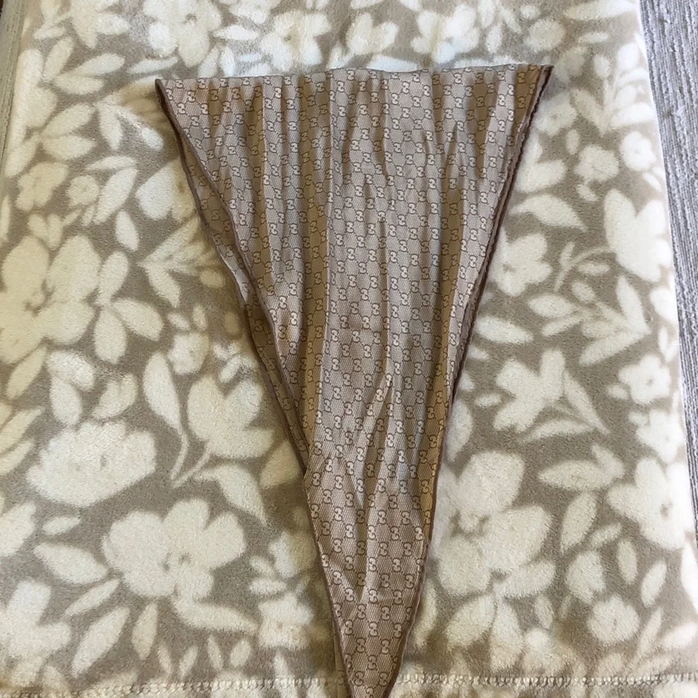 ✨Authentic Vintage Gucci Scarf